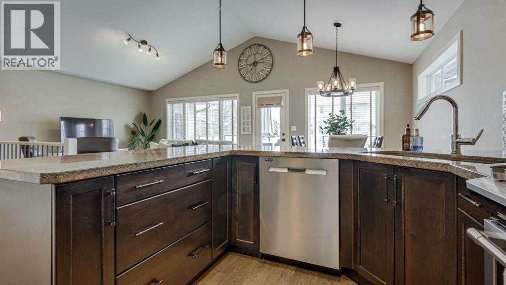 84 Isbister Close, Red Deer, Alberta  T4R 0B9 - Photo 9 - A2304300