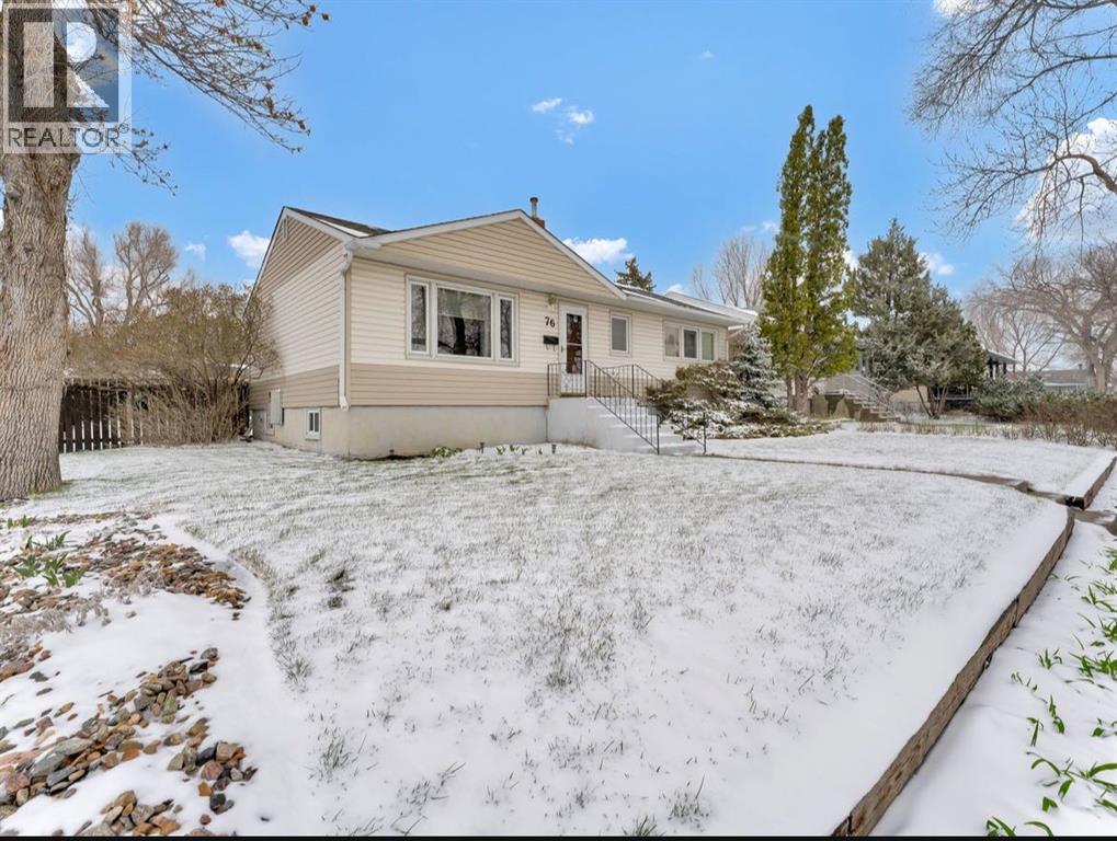 76 12 Street Sw, Medicine Hat, Alberta  T1A 4T3 - Photo 2 - A2305143