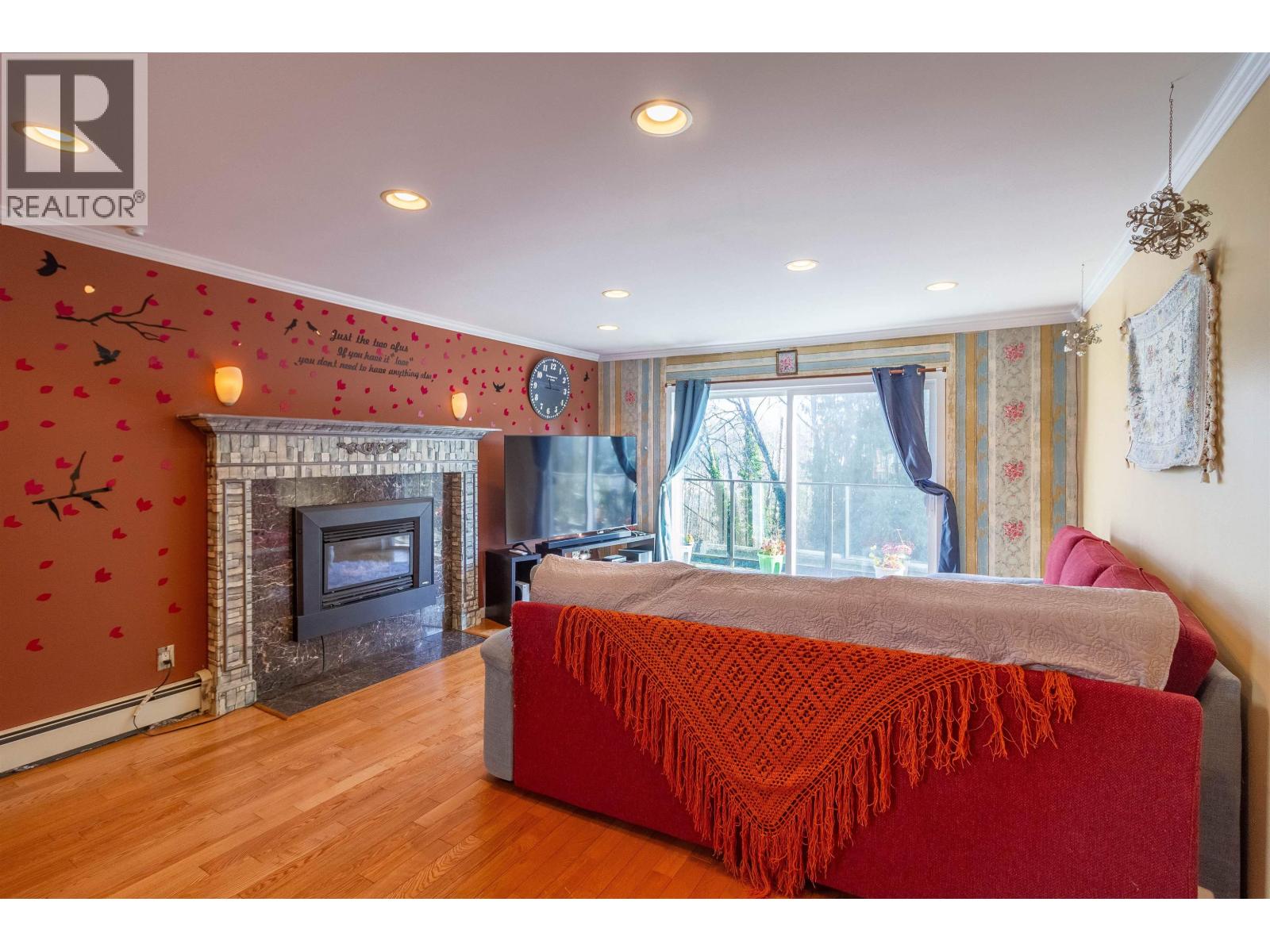 111 N Fell Avenue, Burnaby, British Columbia  V5B 1L3 - Photo 2 - R3075964