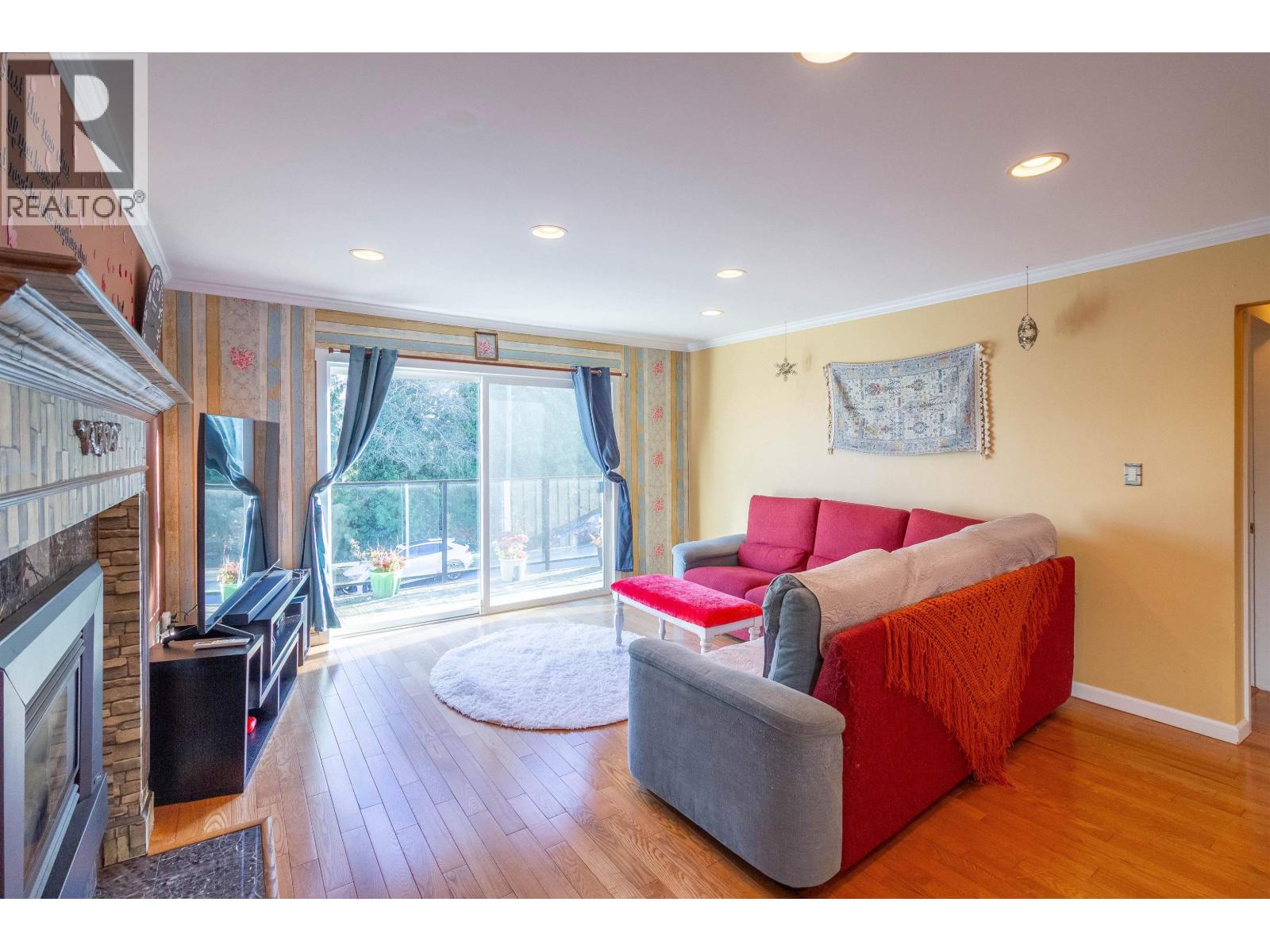 111 N Fell Avenue, Burnaby, British Columbia  V5B 1L3 - Photo 3 - R3075964