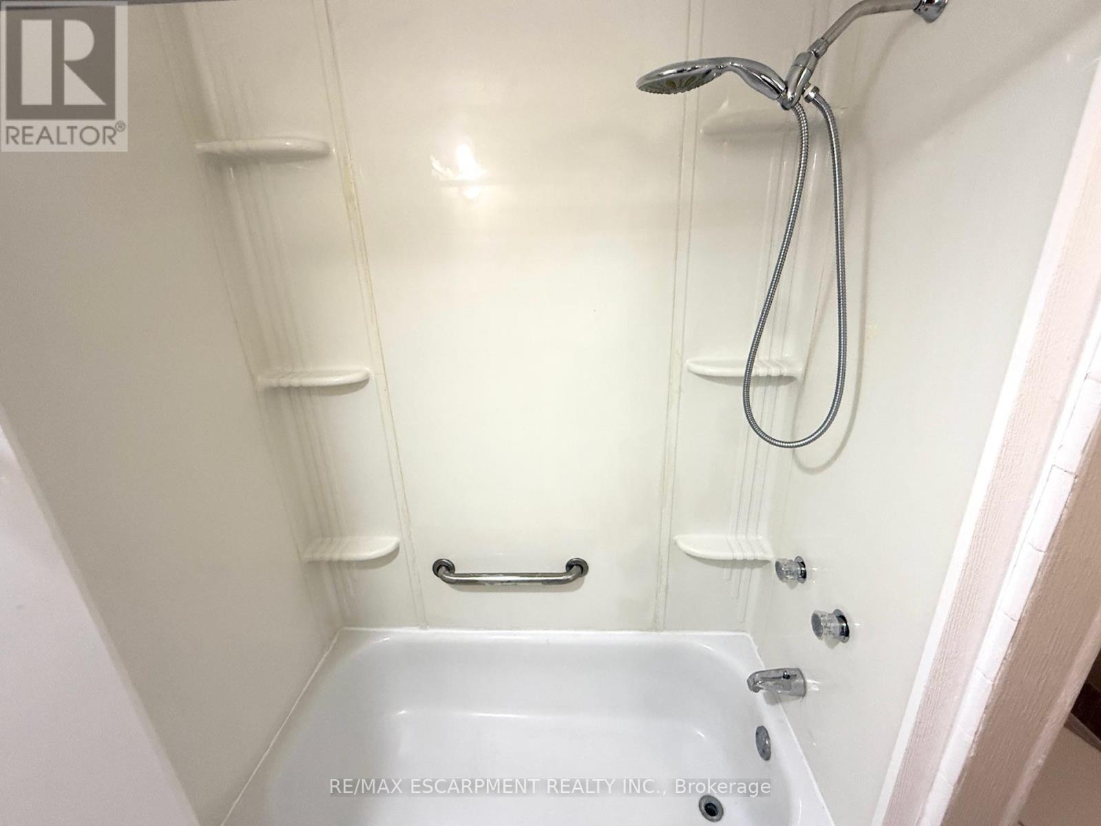 17 Lyons Avenue, Welland, Ontario  L3B 1L8 - Photo 11 - X12771030