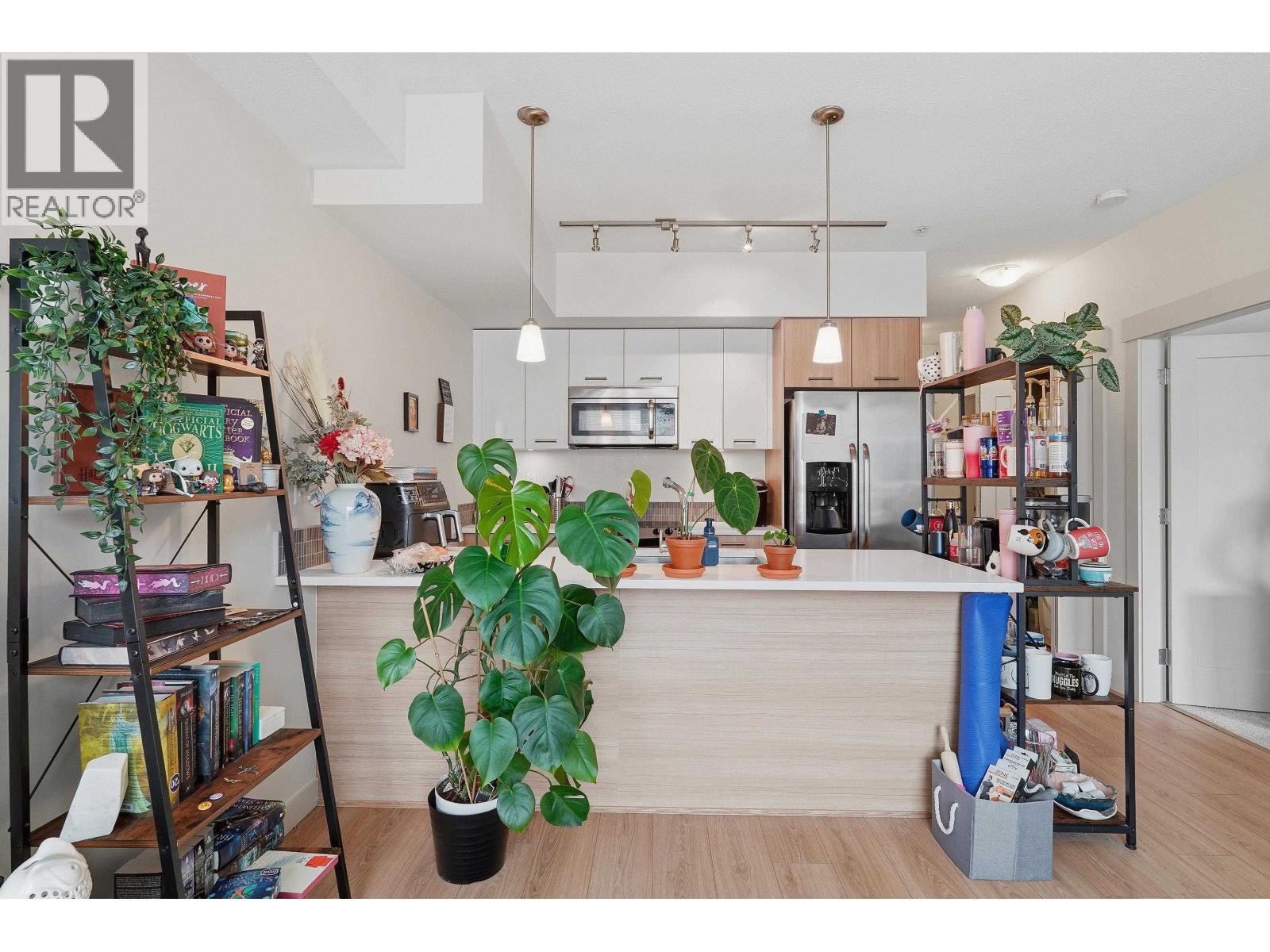 304 2214 Kelly Avenue, Port Coquitlam, British Columbia  V3C 3E5 - Photo 2 - R3115903