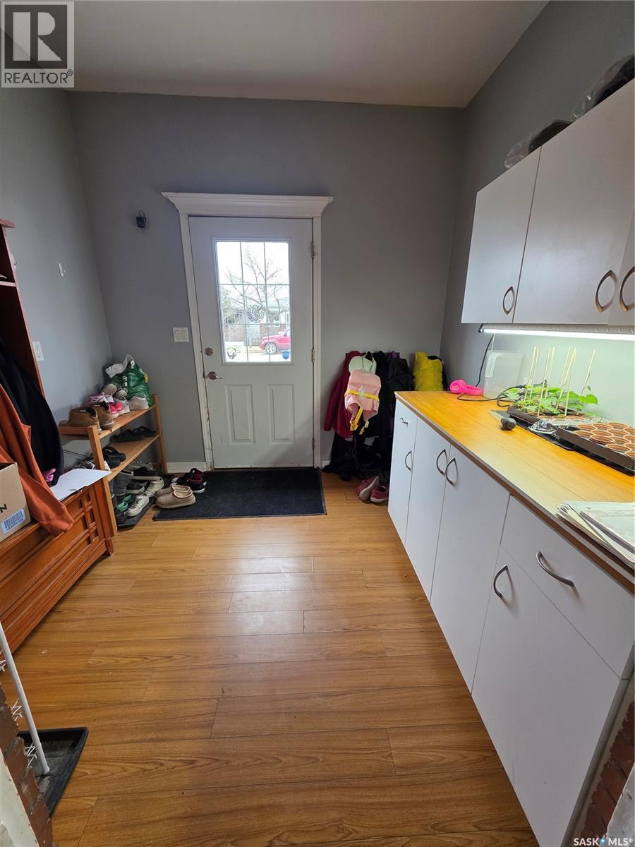 905 2nd Street, Estevan, Saskatchewan  S4A 0L3 - Photo 2 - SK034051