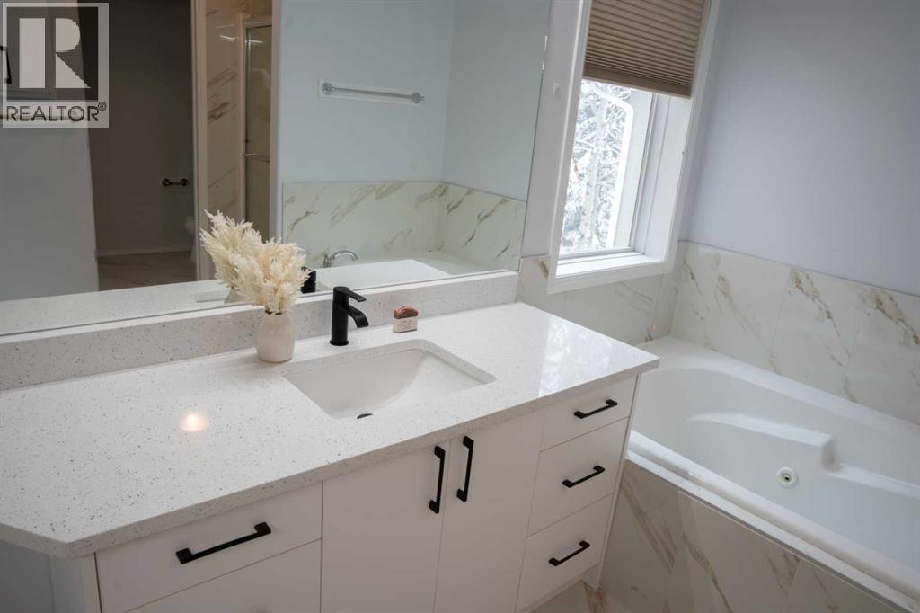 3 Strathridge Bay Sw, Calgary, Alberta  T3H 4S1 - Photo 21 - A2303312