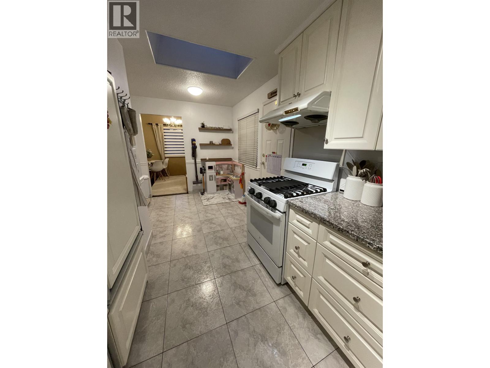 5100 Fulwell Street, Burnaby, British Columbia  V5G 1P2 - Photo 2 - R3114426