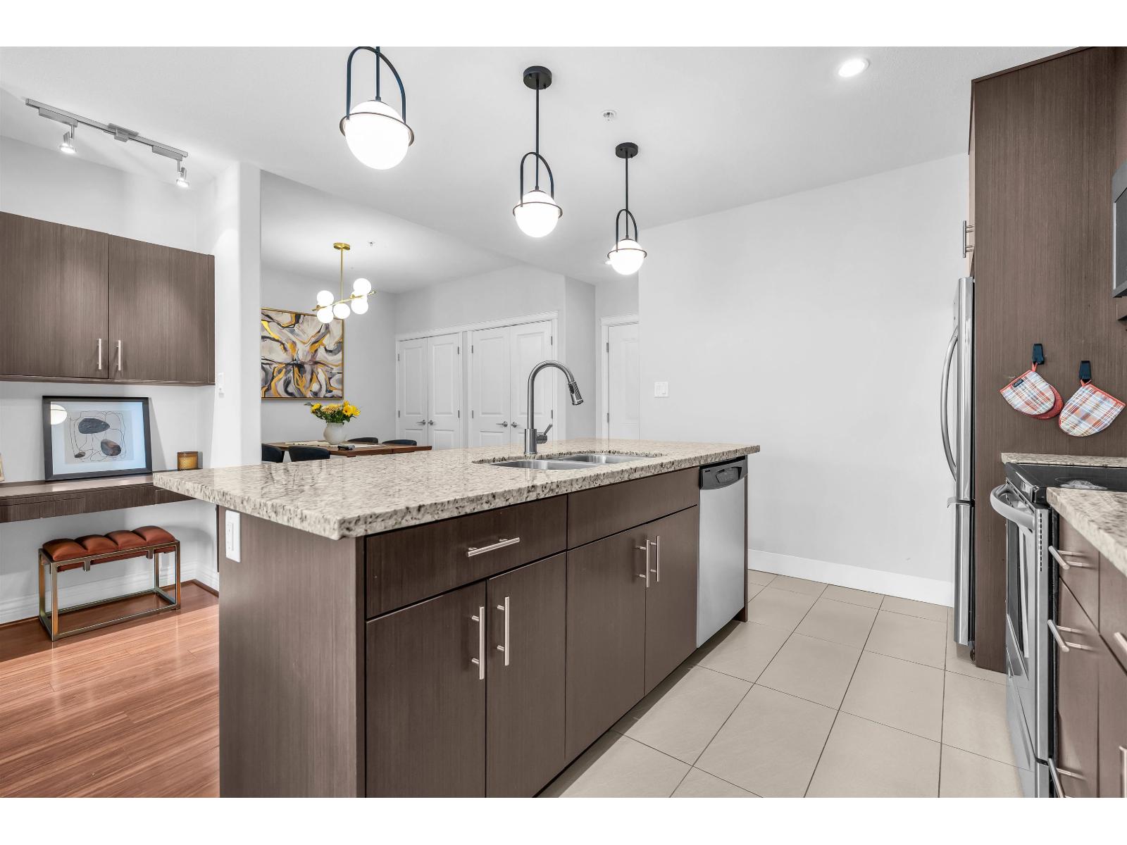 223 2970 King George Boulevard, Surrey, British Columbia  V4P 0E6 - Photo 4 - R3116222