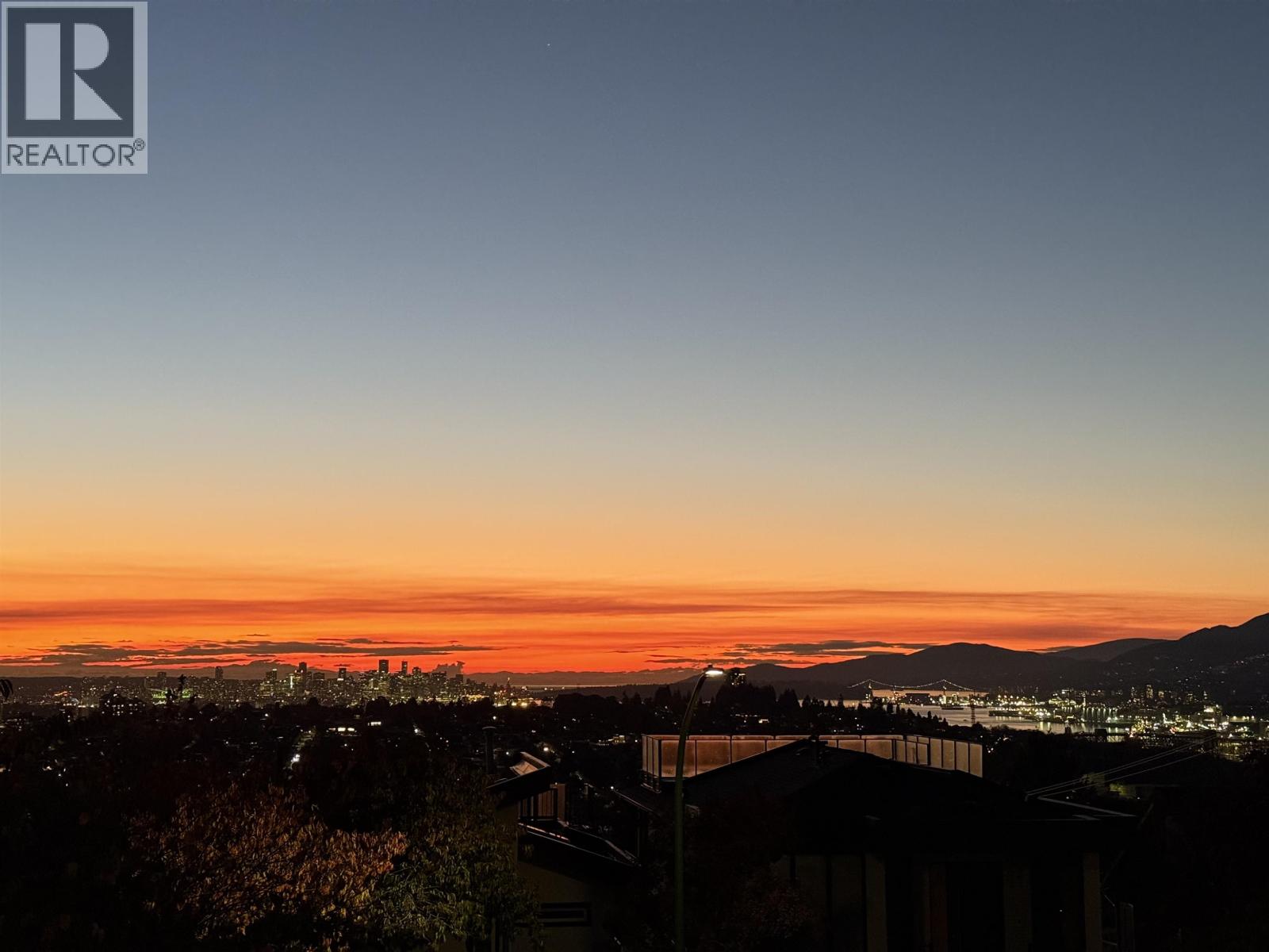 18 Hythe Avenue, Burnaby, British Columbia  V5B 3H7 - Photo 3 - R3116424