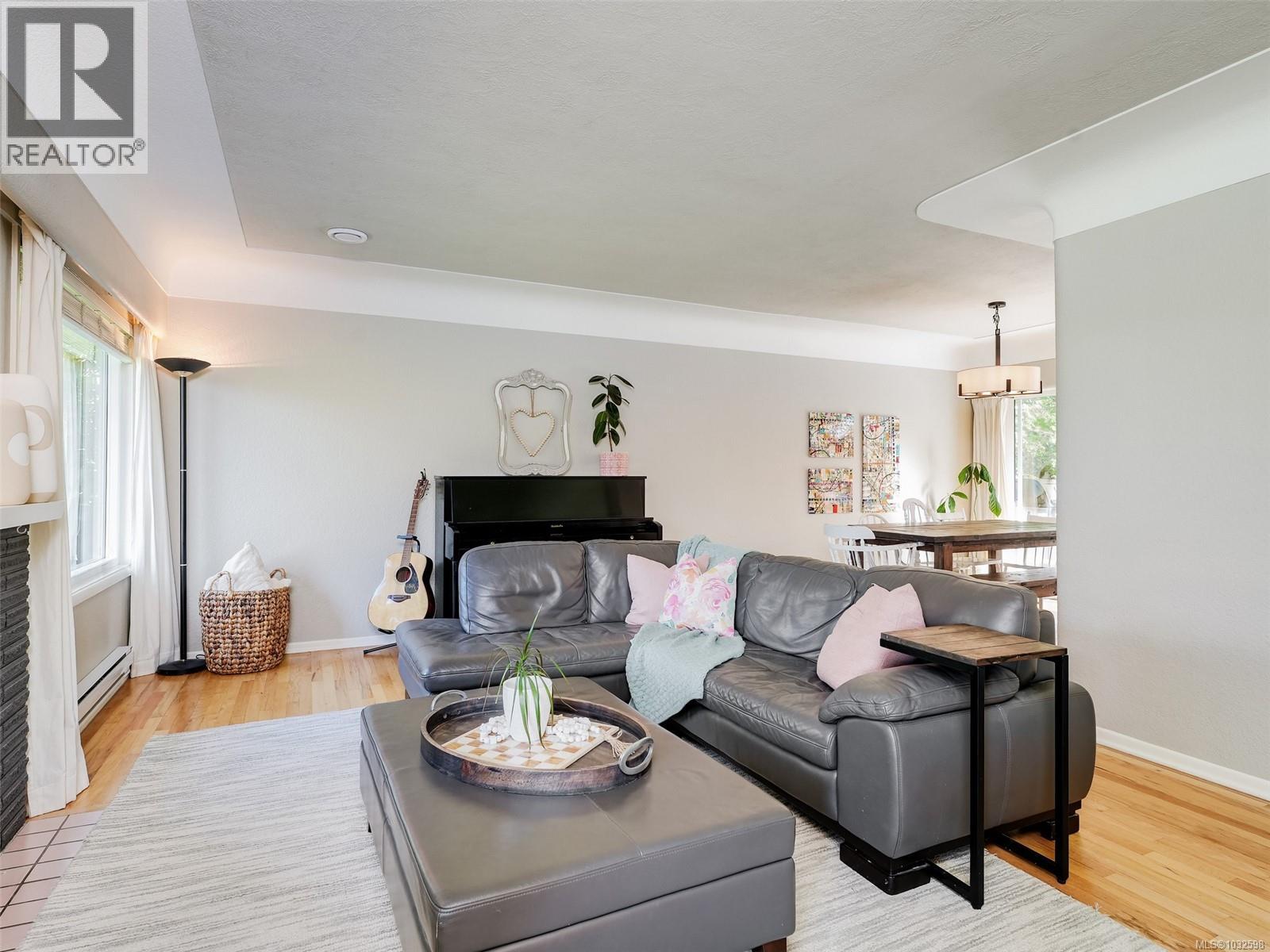 632 Lambie Dr, Saanich, British Columbia  V8Z 2L8 - Photo 2 - 1032598