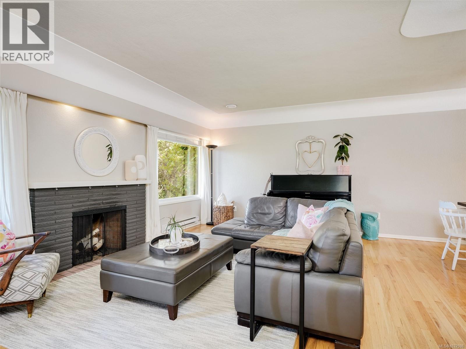 632 Lambie Dr, Saanich, British Columbia  V8Z 2L8 - Photo 3 - 1032598