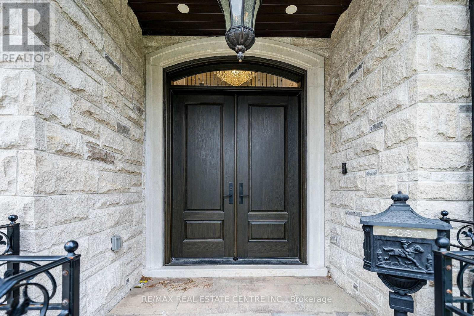 15 Montford Drive, Toronto, Ontario  M2M 3H2 - Photo 3 - C13051104