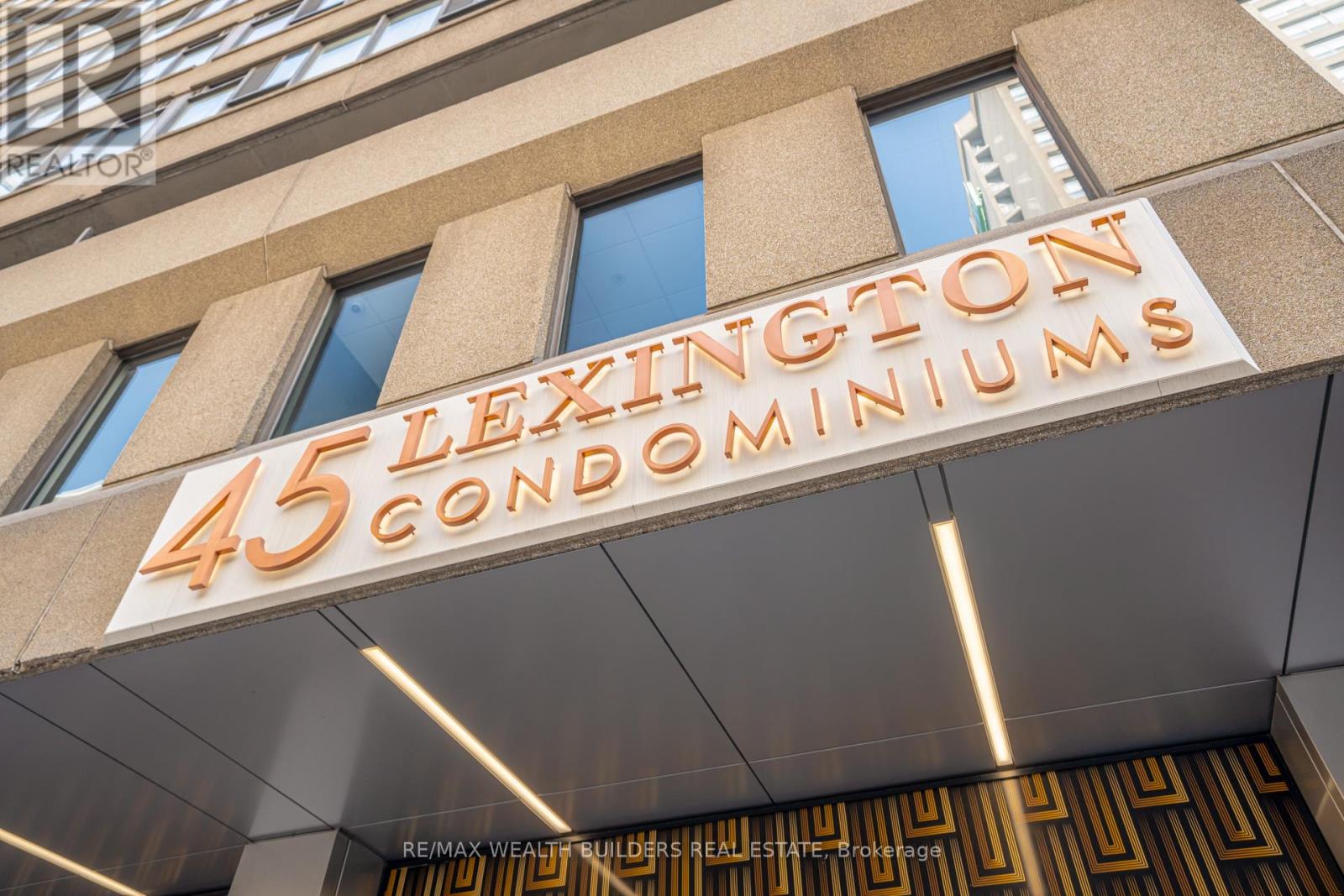 <div class="slider-price">$765,000</div><p>1009 - 45 Carlton Street, Toronto, Ontario</p>