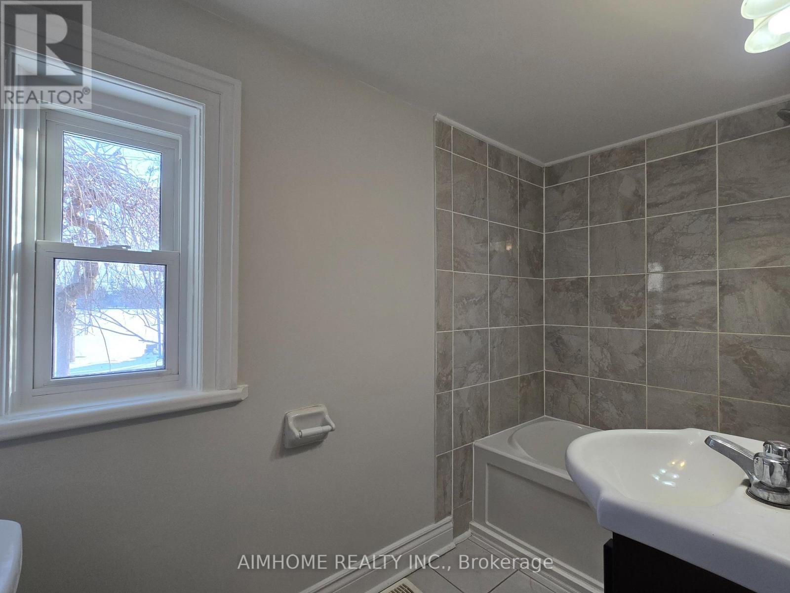 22156 Leslie Street, East Gwillimbury, Ontario  L0G 1R0 - Photo 4 - N13051040