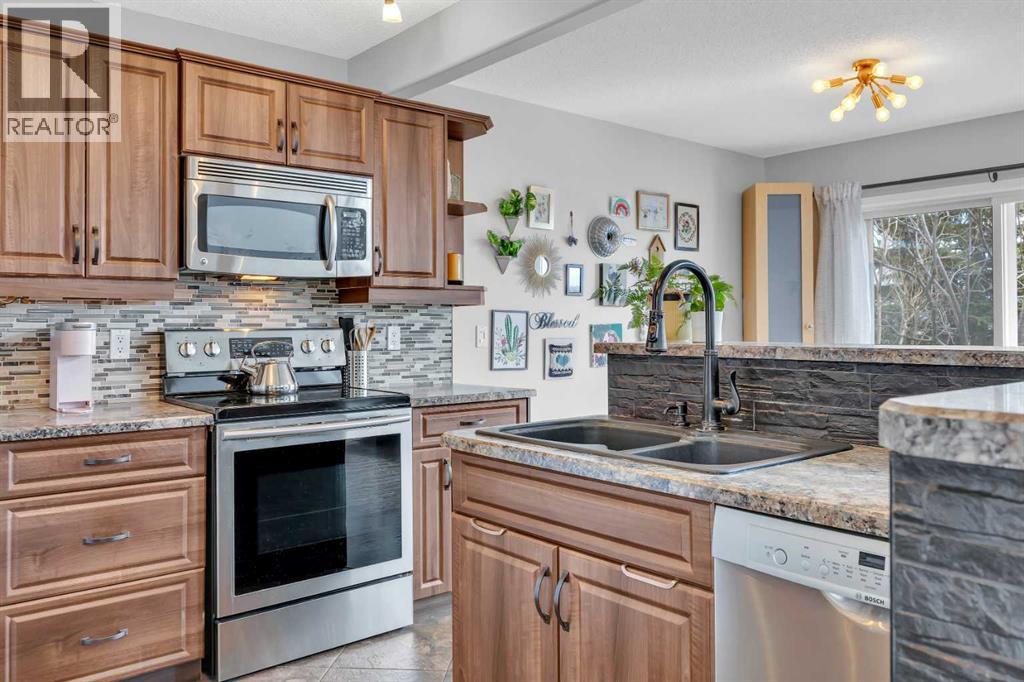 266 Cougarstone Circle Sw, Calgary, Alberta  T3H 4W4 - Photo 11 - A2304824