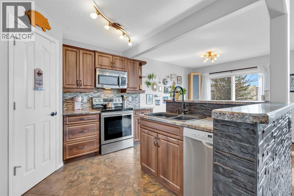 266 Cougarstone Circle Sw, Calgary, Alberta  T3H 4W4 - Photo 10 - A2304824
