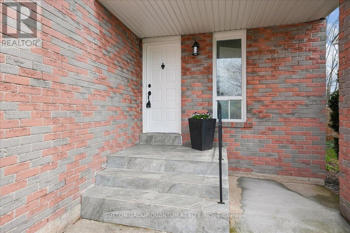 1120 Montgomery Drive, Oakville, Ontario  L6M 1G1 - Photo 2 - W13015078