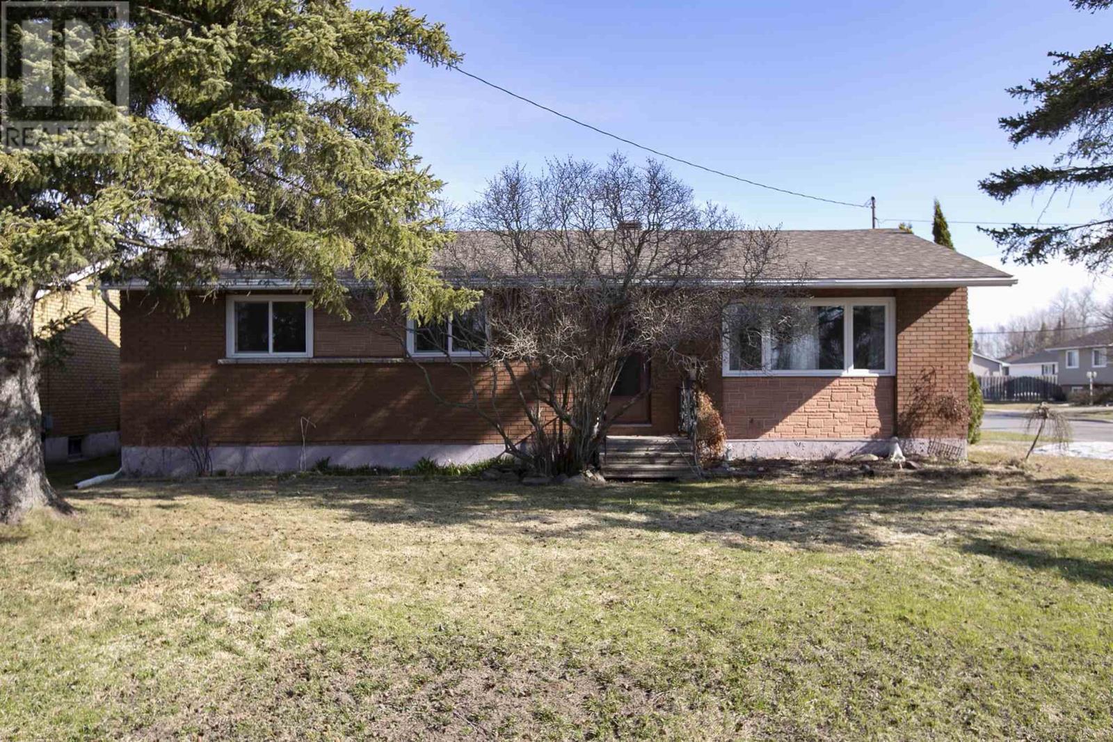 2 Winfield DR, Sault Ste. Marie, Ontario