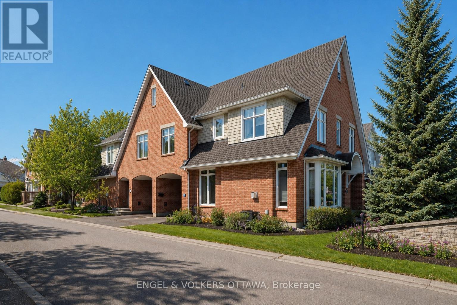 145 Manorhill Private, Ottawa, Ontario  K1H 2J3 - Photo 2 - X12887864