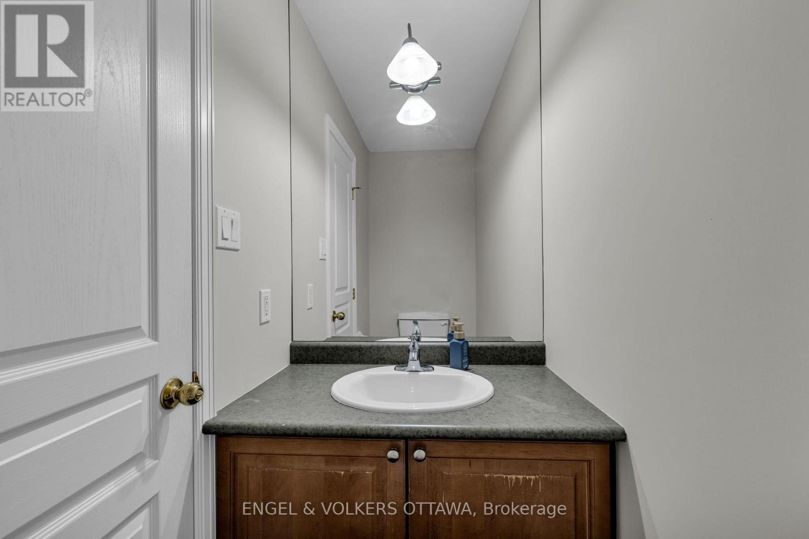 145 Manorhill Private, Ottawa, Ontario  K1H 2J3 - Photo 12 - X12887864