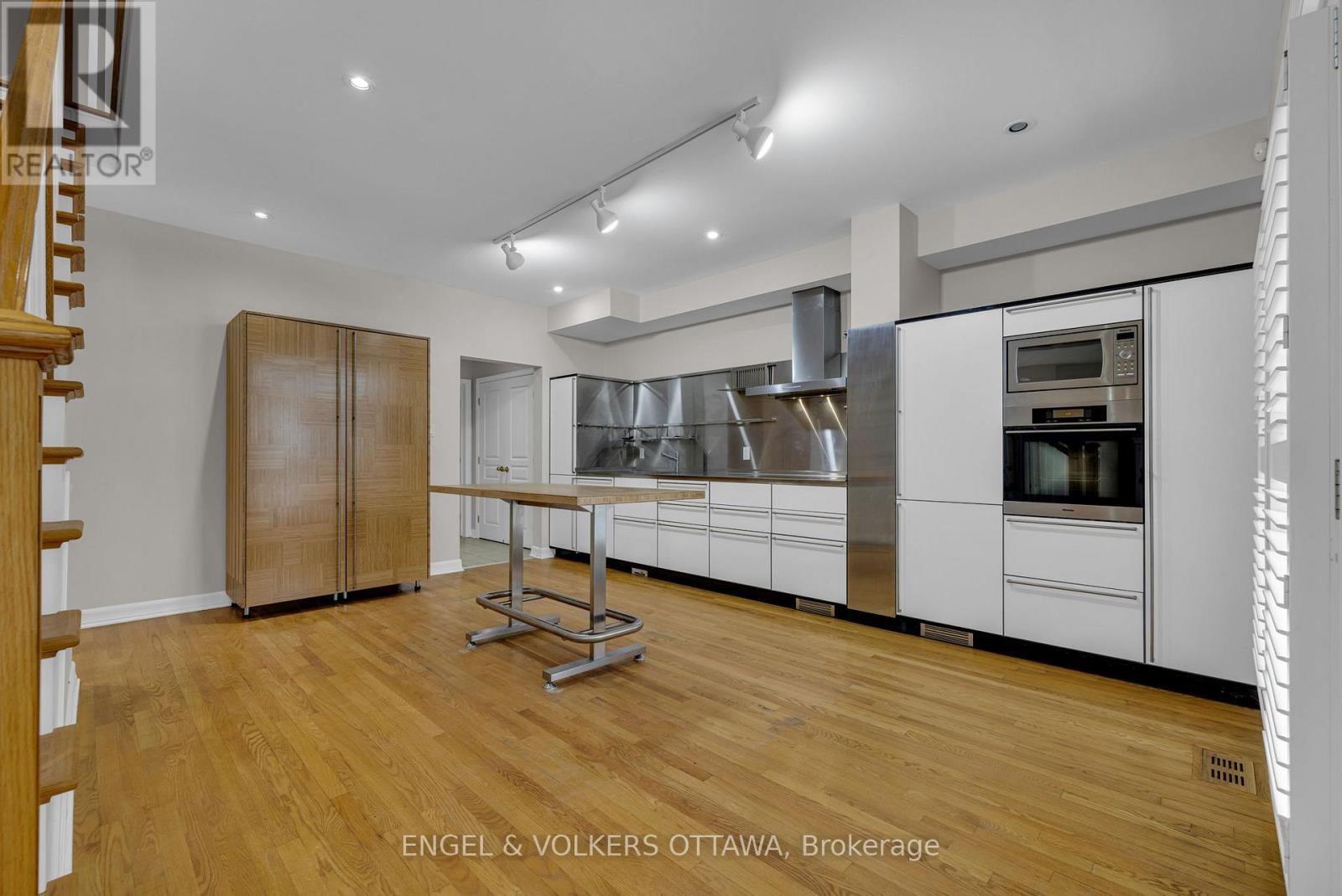 145 Manorhill Private, Ottawa, Ontario  K1H 2J3 - Photo 9 - X12887864