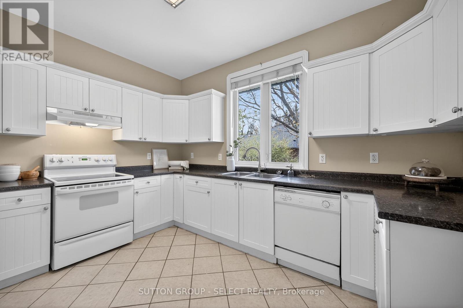 99 Duchess Avenue, Lucan Biddulph, Ontario  N0M 2J0 - Photo 11 - X13051256