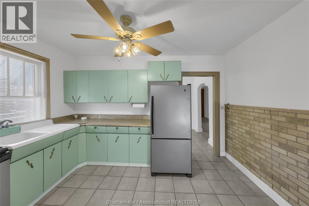 204 Margaret Avenue, Wallaceburg, Ontario  N8A 2A1 - Photo 7 - 26000930