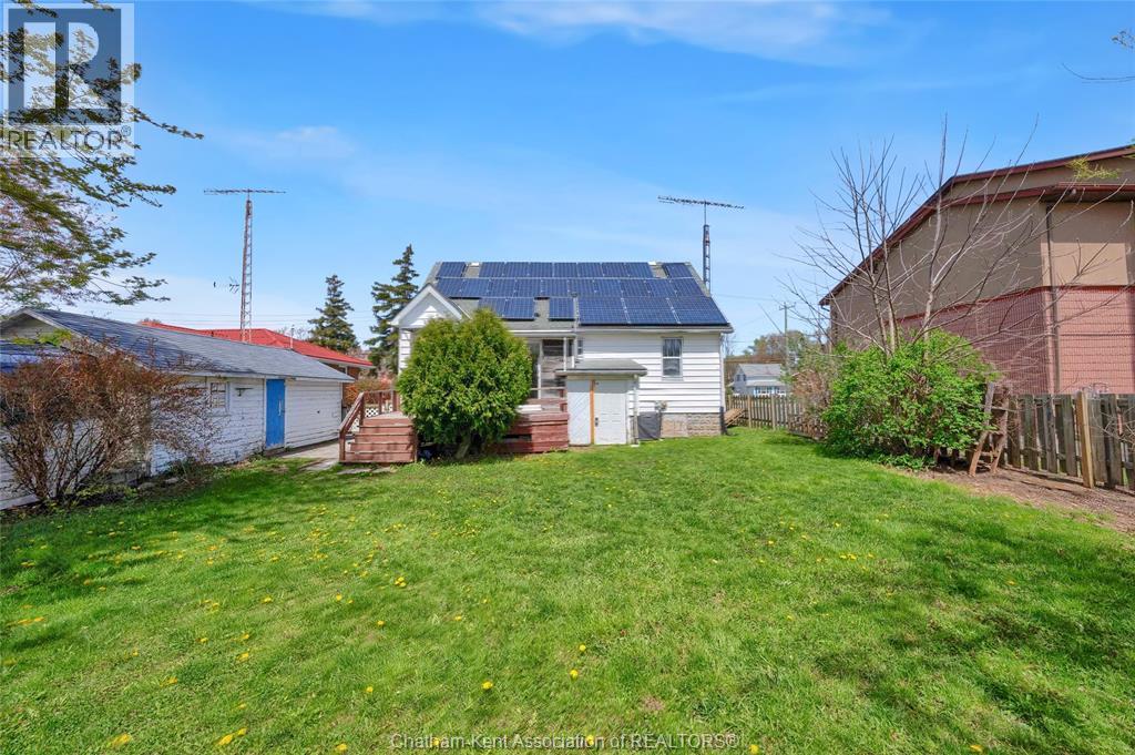 204 Margaret Avenue, Wallaceburg, Ontario  N8A 2A1 - Photo 3 - 26000930