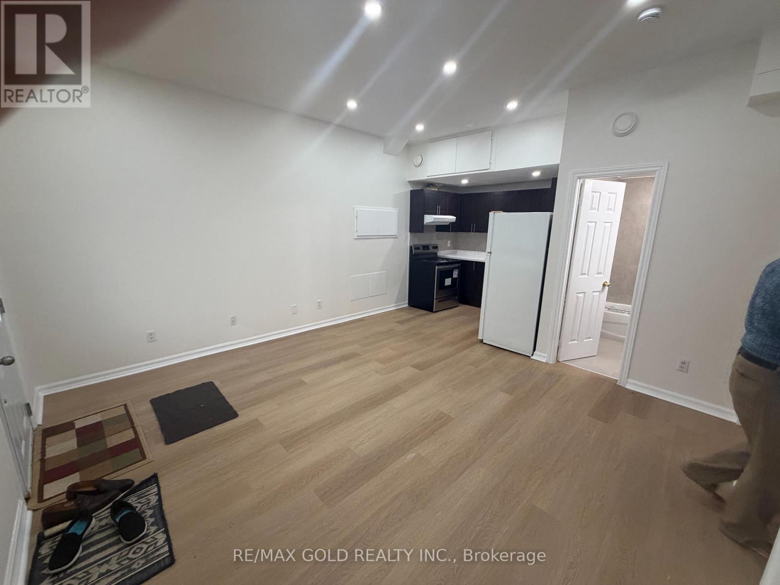 B - 150 Kenwood Avenue, Toronto, Ontario  M6C 2S3 - Photo 4 - C13051406