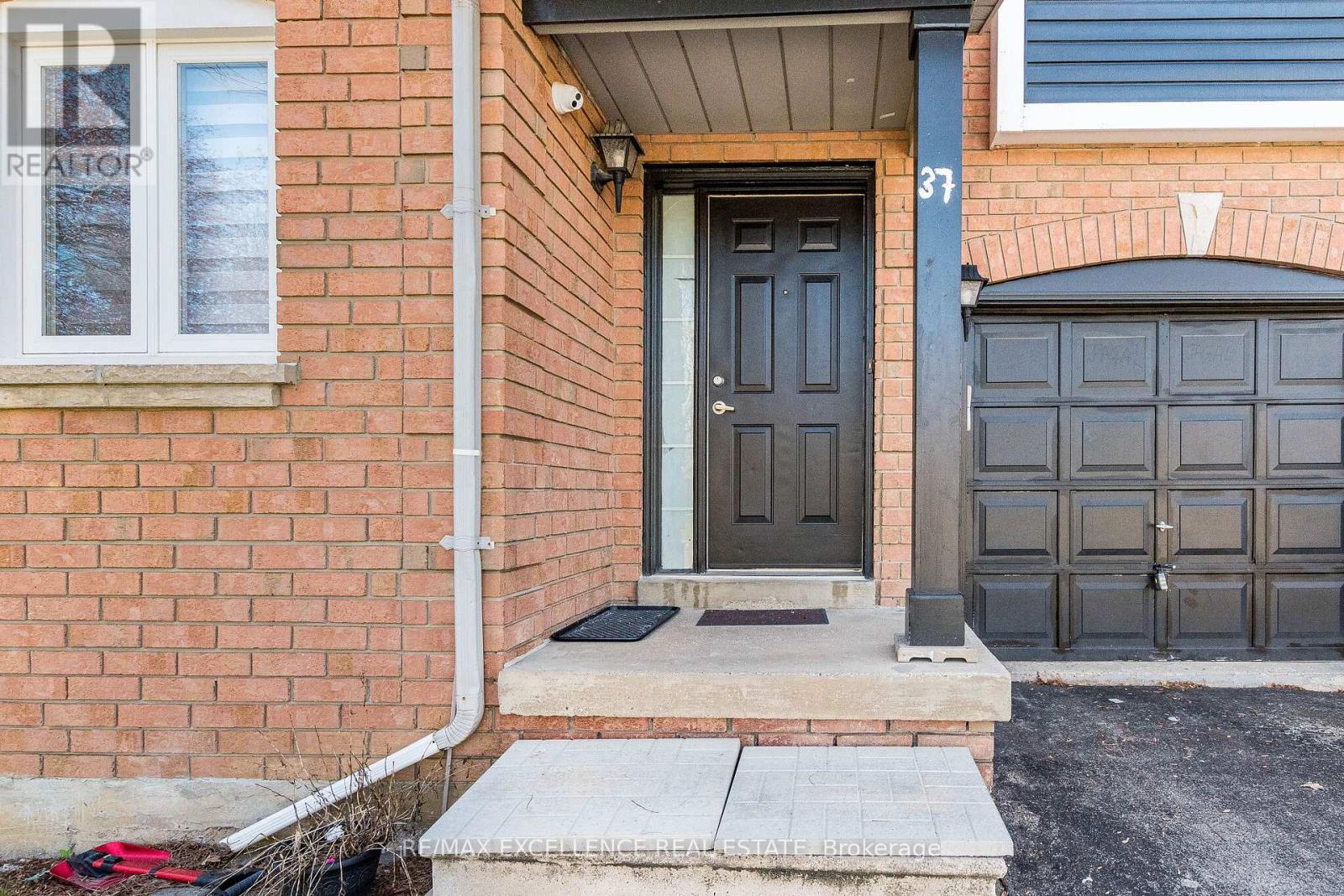 37 Elk Street, Brampton, Ontario  L6R 1R9 - Photo 3 - W13051364