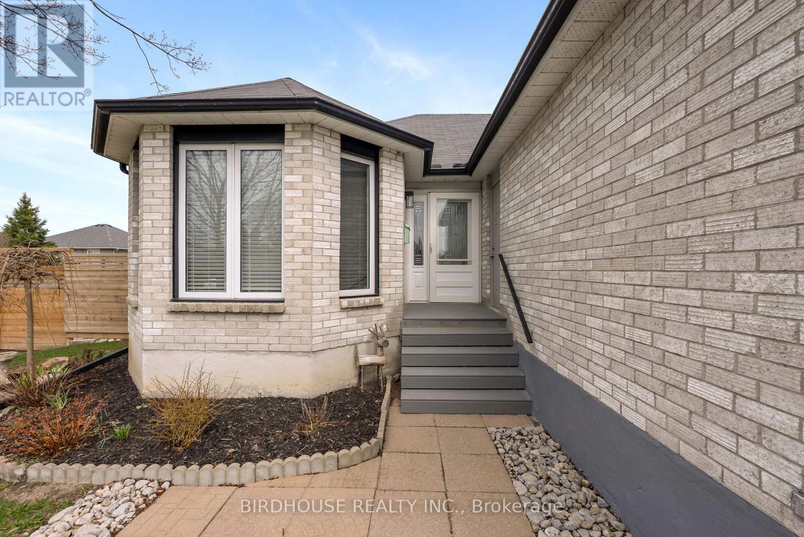 264 Victoria Avenue N, Kawartha Lakes, Ontario  K9V 6B9 - Photo 4 - X13051446