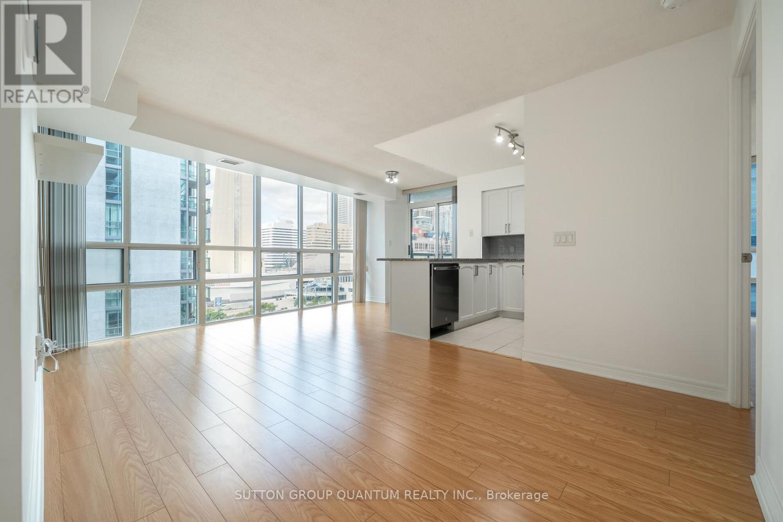 1002 - 30 Grand Trunk Crescent, Toronto, Ontario  M5J 3A4 - Photo 4 - C13051530