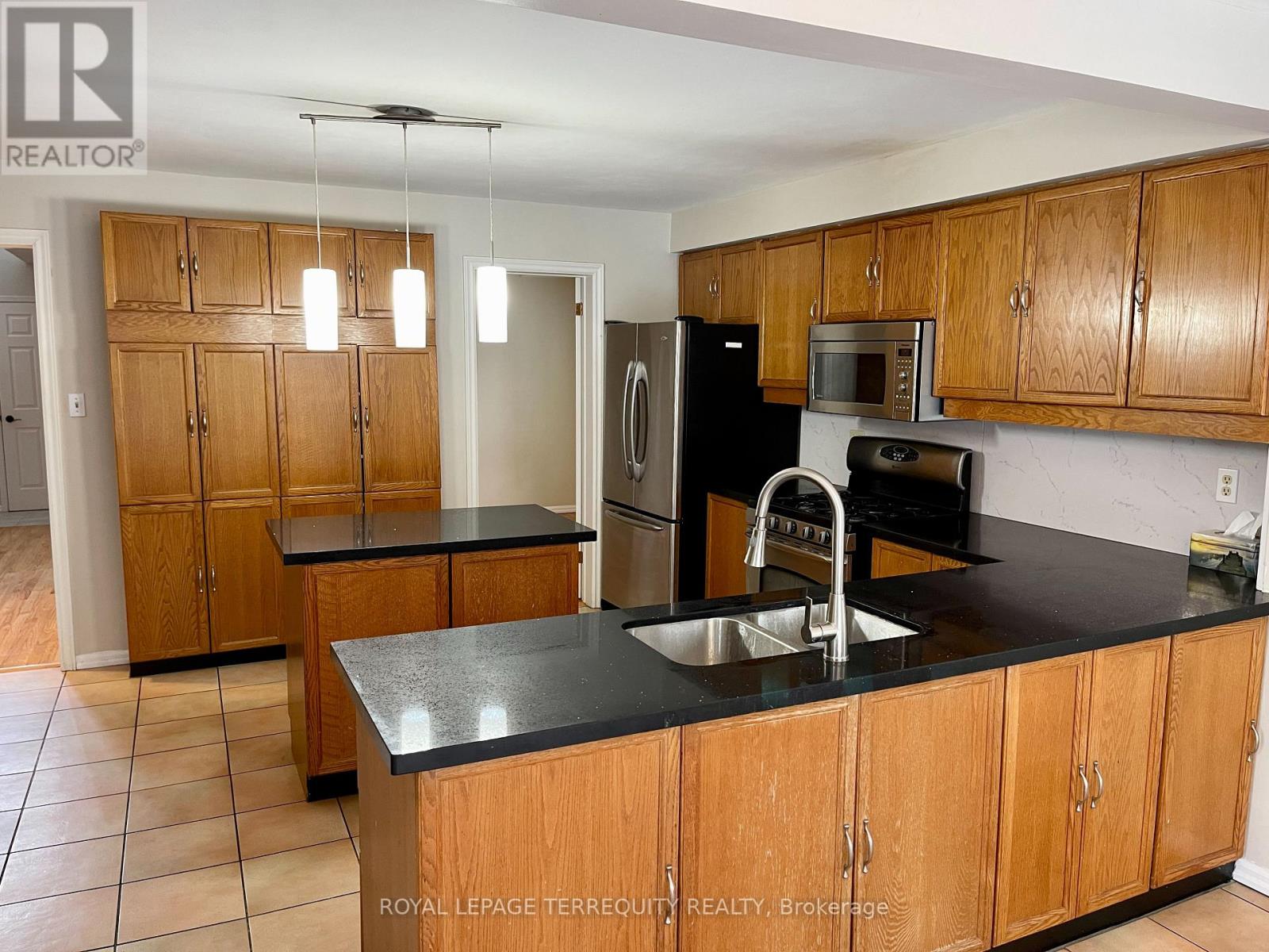 1328 Eddie Shain Drive, Oakville, Ontario  L6J 7C9 - Photo 4 - W13047182