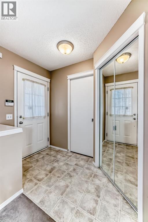 240 Prestwick Way SE, Calgary, Alberta  T2Z 2Z5 - Photo 3 - A2293982