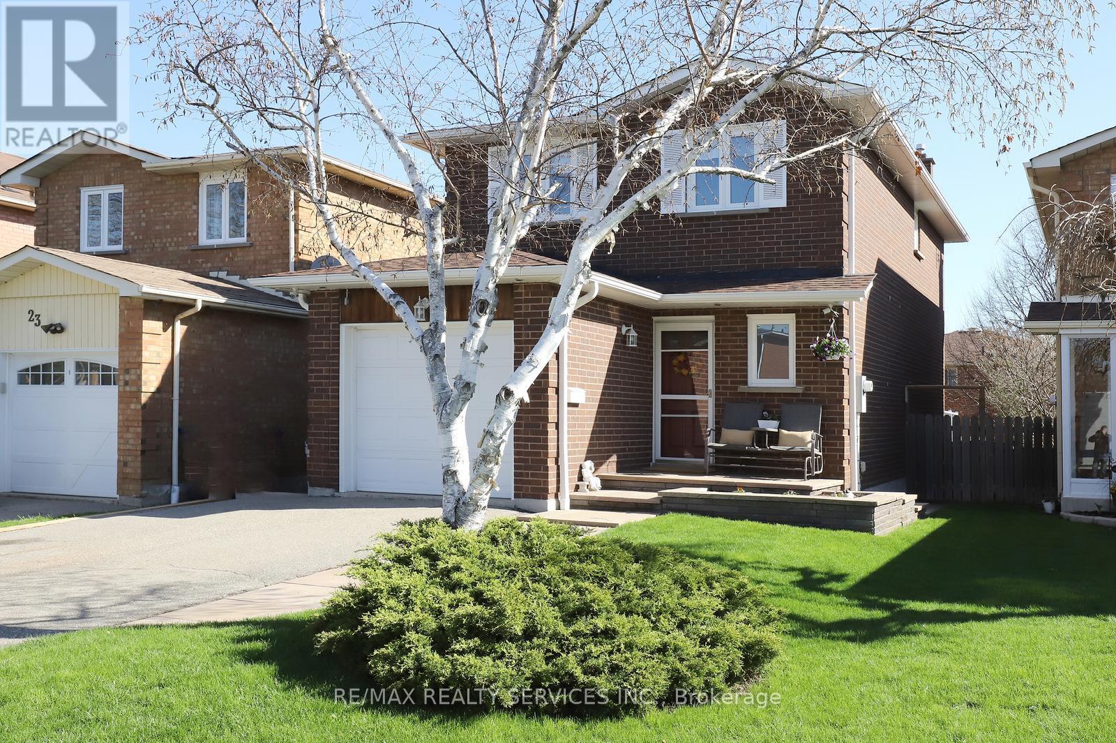 21 Shenstone Avenue, Brampton, Ontario  L6Z 2Y9 - Photo 2 - W13051514