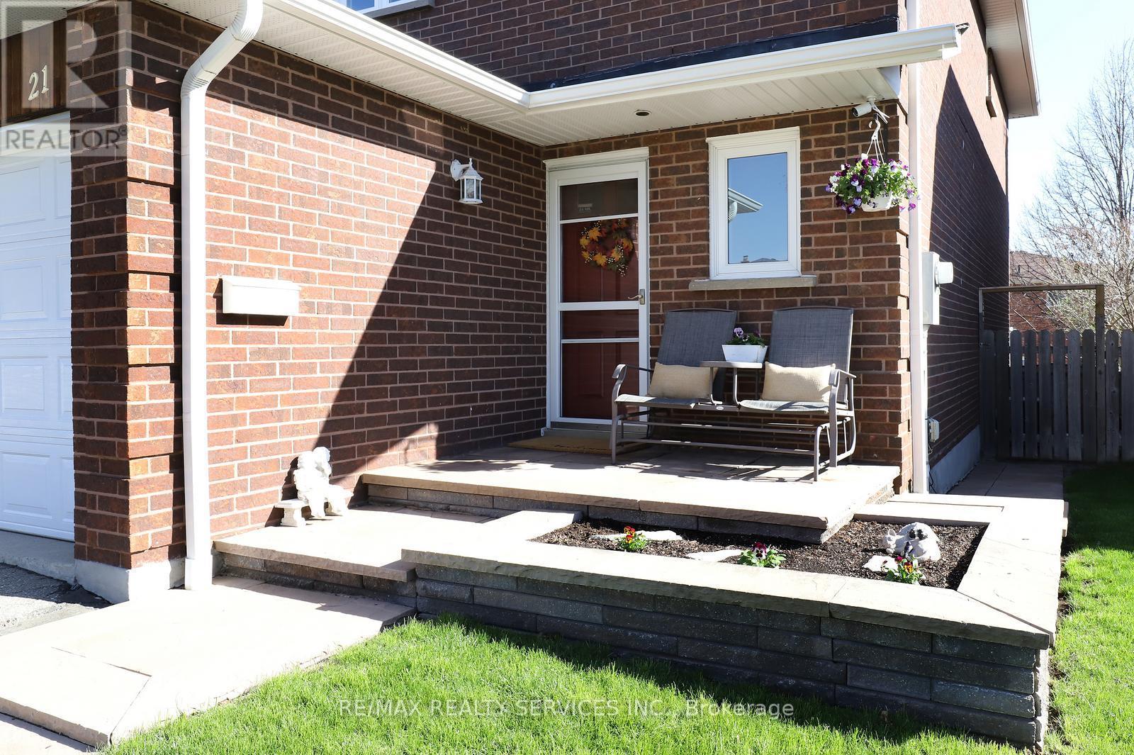 21 Shenstone Avenue, Brampton, Ontario  L6Z 2Y9 - Photo 4 - W13051514