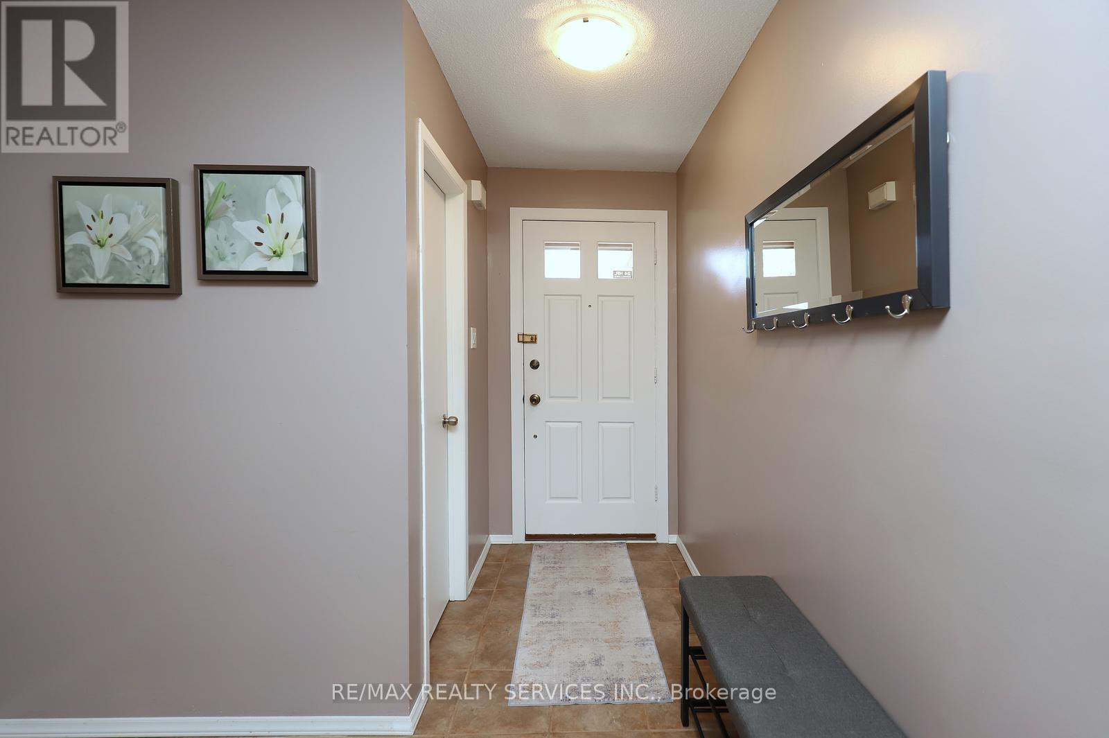 21 Shenstone Avenue, Brampton, Ontario  L6Z 2Y9 - Photo 5 - W13051514