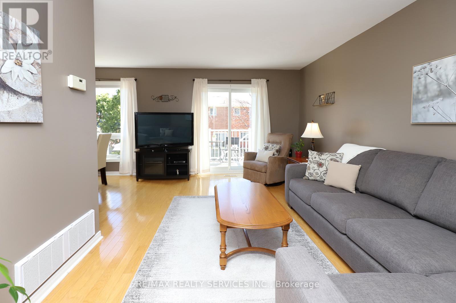 21 Shenstone Avenue, Brampton, Ontario  L6Z 2Y9 - Photo 8 - W13051514