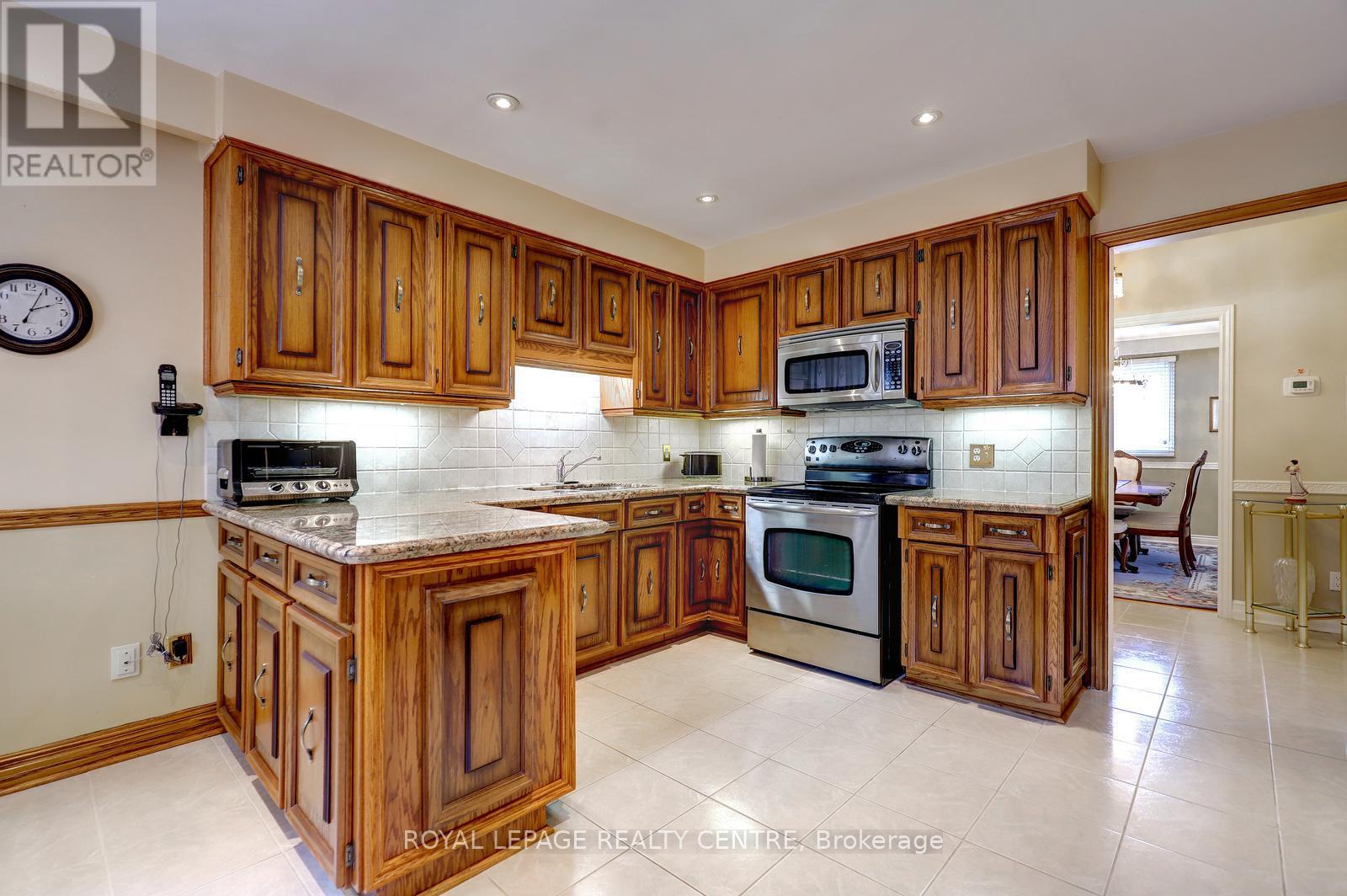 2405 Rosemary Drive, Mississauga, Ontario  L5C 1X1 - Photo 13 - W13051516