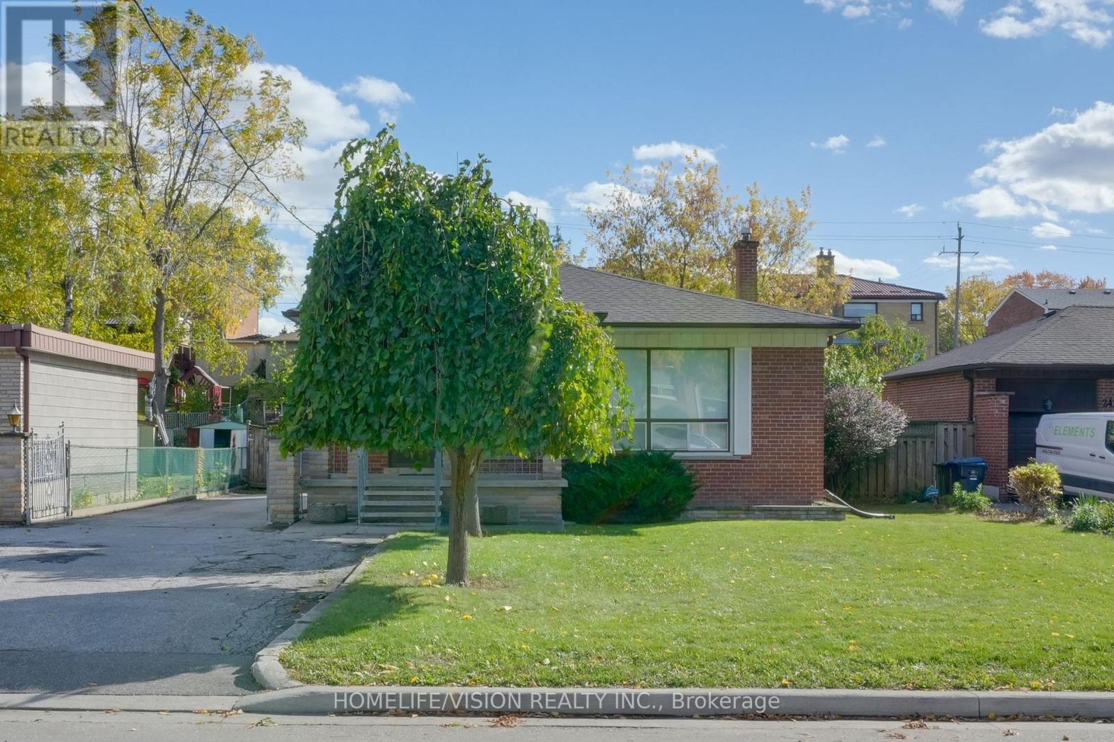 239 Epsom Downs Drive, Toronto, Ontario  M3M 1T3 - Photo 2 - W13051584