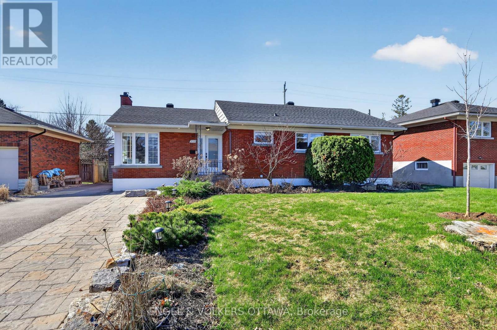 754 Cork Street, Ottawa, Ontario  K1G 1X9 - Photo 2 - X13051728