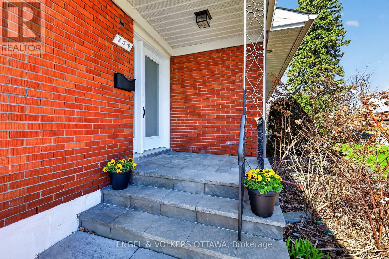 754 Cork Street, Ottawa, Ontario  K1G 1X9 - Photo 3 - X13051728