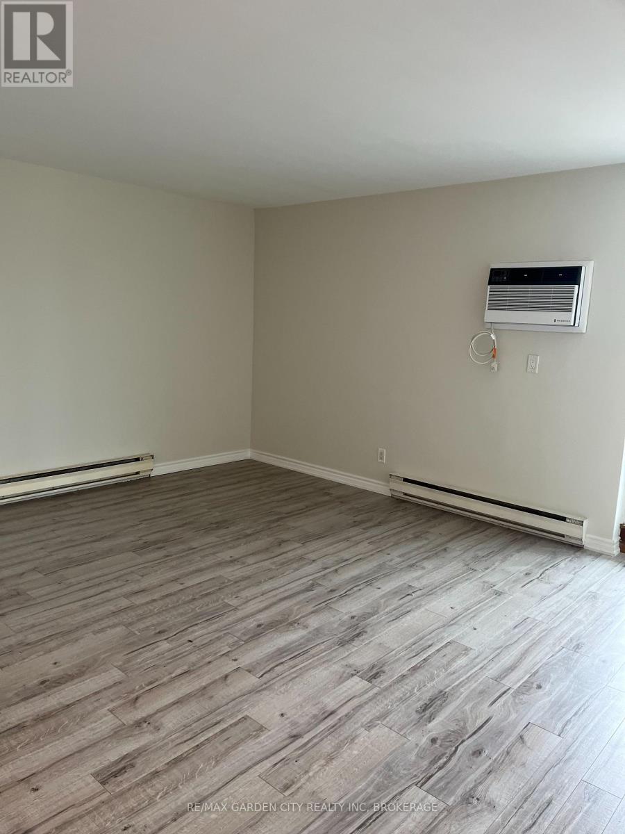 302 - 4692 Crysler Avenue, Niagara Falls, Ontario  L2E 3V8 - Photo 8 - X13049178