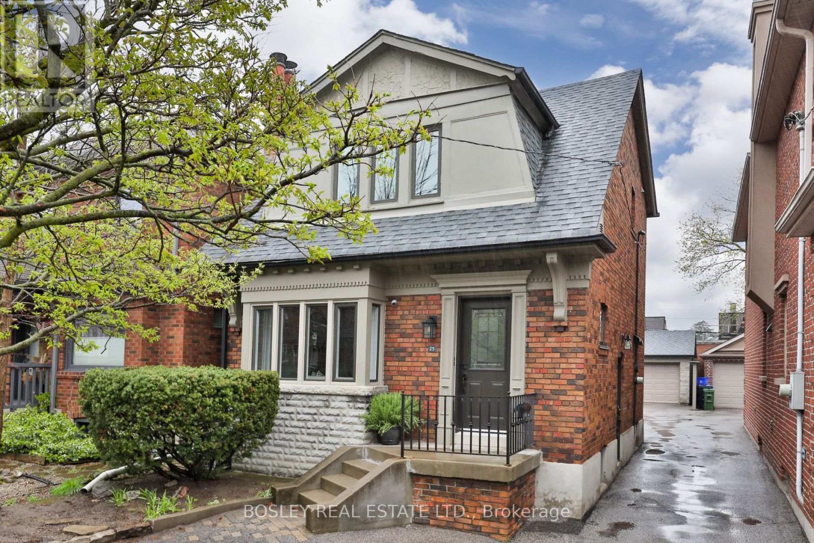 <div class="slider-price">$1,699,000</div><p>25 Whitewood Road, Toronto, Ontario</p>