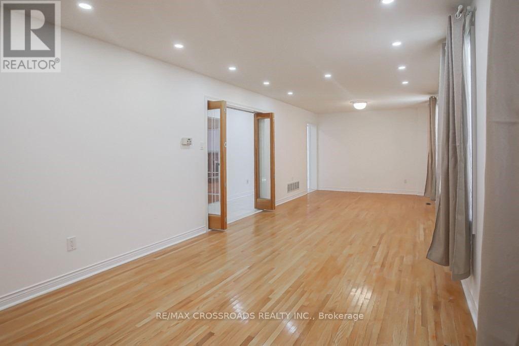 87 Woodriver Street, Richmond Hill, Ontario  L4S 1H6 - Photo 4 - N13051664