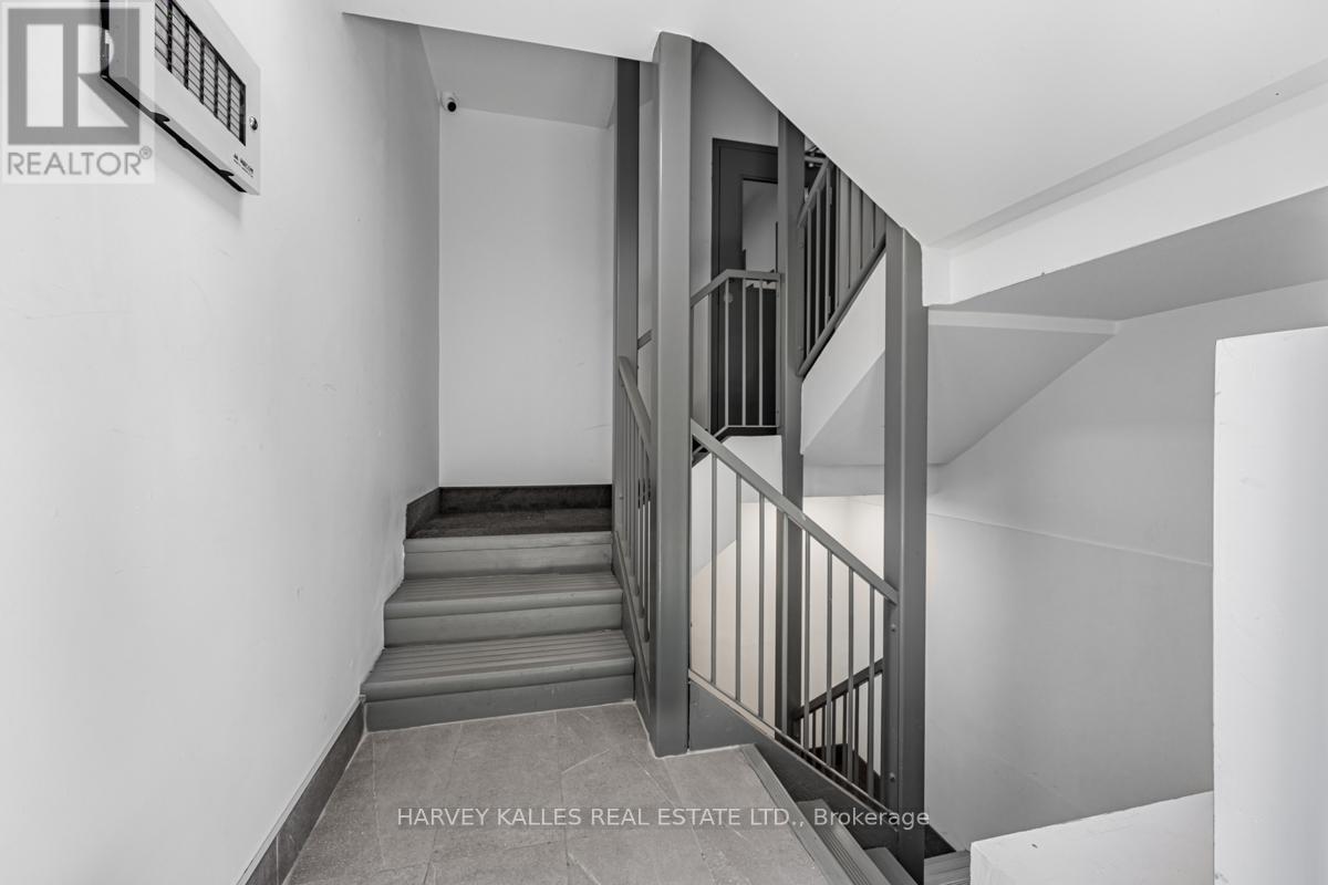 18 Cavell Avenue, Toronto, Ontario  M8V 1P2 - Photo 4 - W13051700