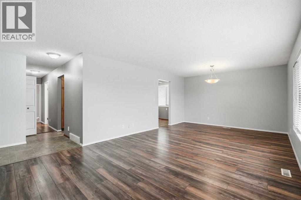 138 Midcrest Crescent SE, Calgary, Alberta  T2X 1B6 - Photo 4 - A2304491
