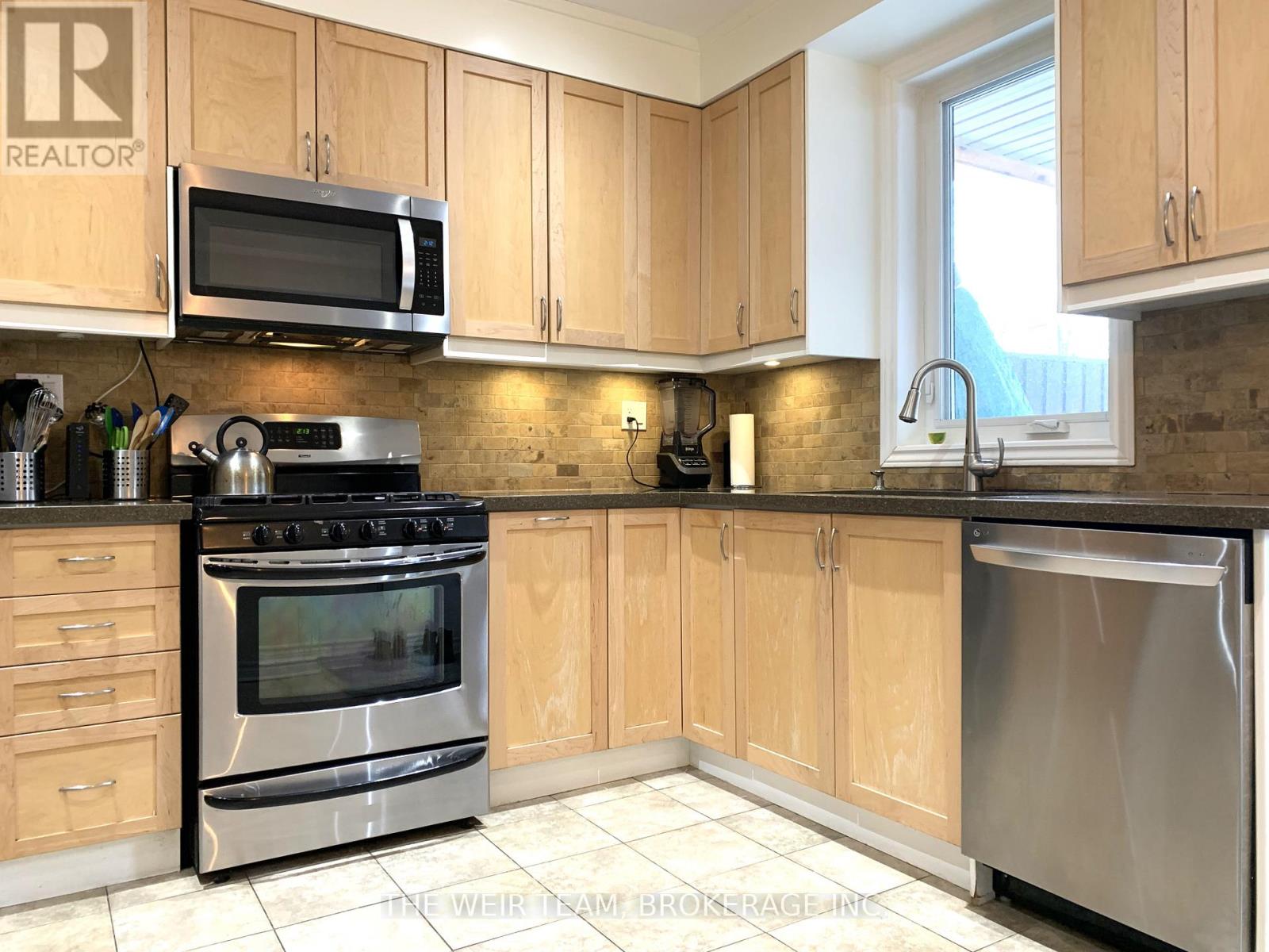 911 Woodbine Avenue, Toronto, Ontario  M4C 4B6 - Photo 10 - E13051938