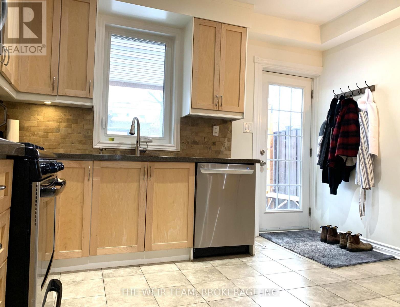 911 Woodbine Avenue, Toronto, Ontario  M4C 4B6 - Photo 11 - E13051938