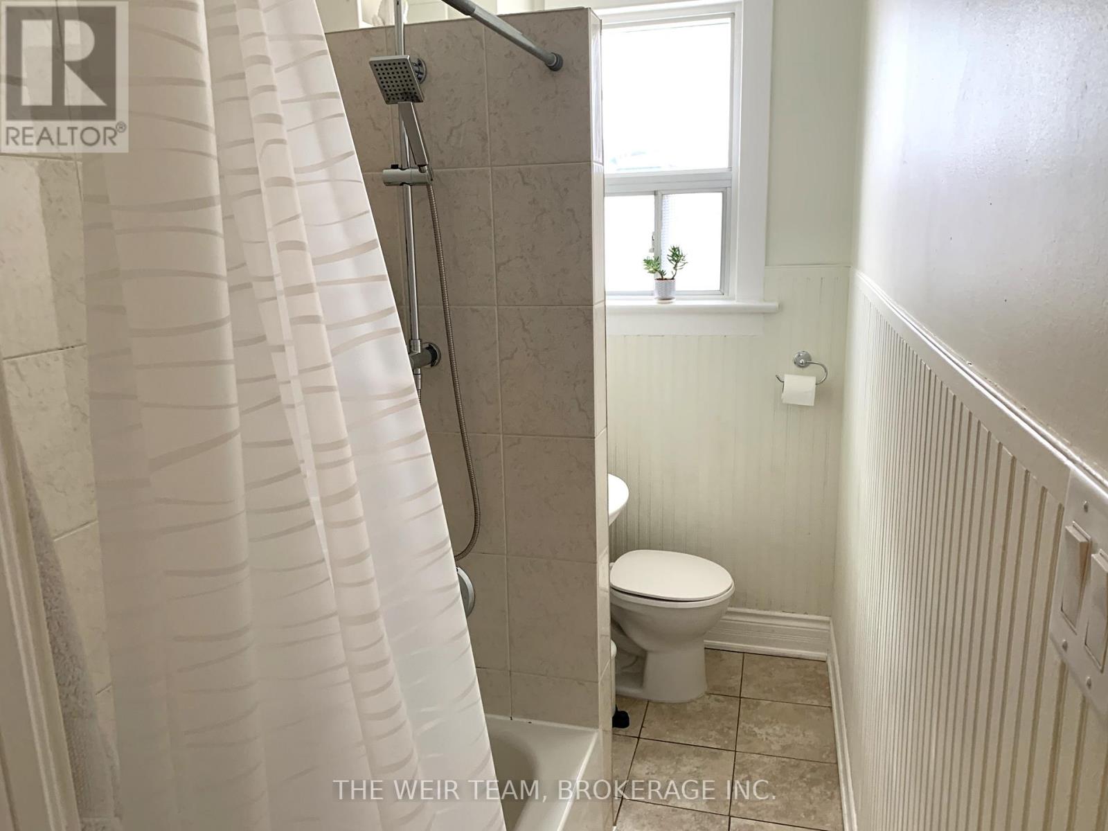 911 Woodbine Avenue, Toronto, Ontario  M4C 4B6 - Photo 22 - E13051938