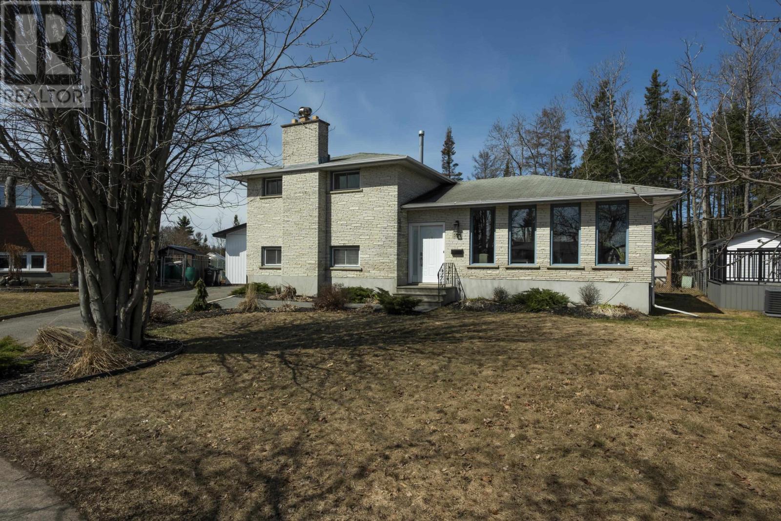 526 Ryerson Pl, Thunder Bay, Ontario  P7C 5R9 - Photo 2 - TB2600820