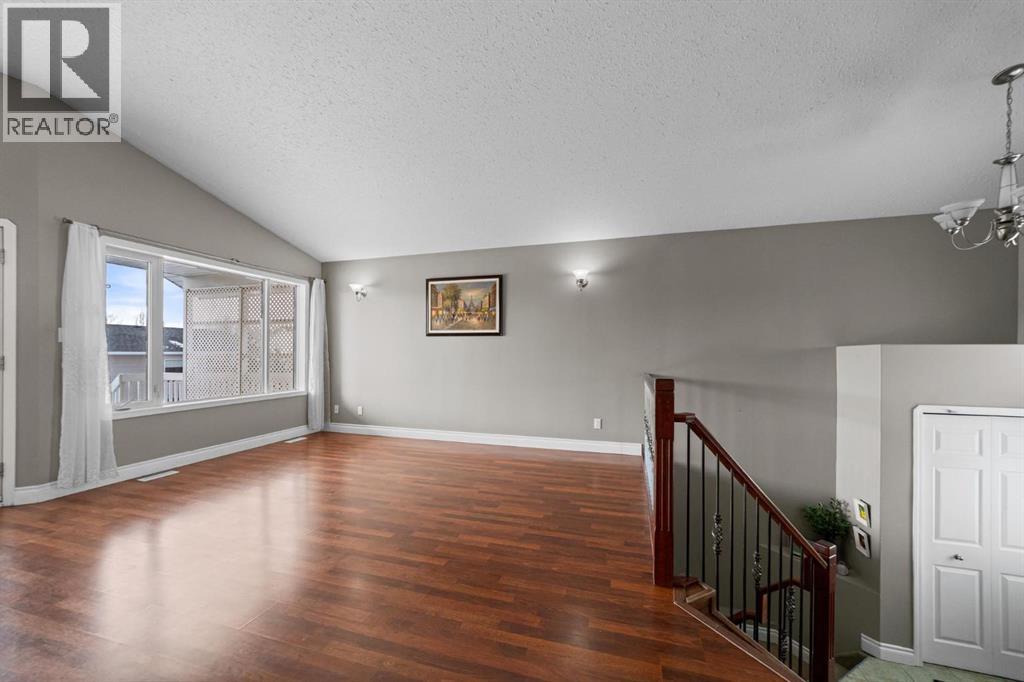 24 Elliott Drive, Camrose, Alberta  T4V 4V6 - Photo 5 - A2299918